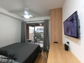 Até 3 pessoas em Cama King ou 2 Solteiro em Studio Metrô Paraíso ou Ana Rosa com Piscina, Academia e Cowork